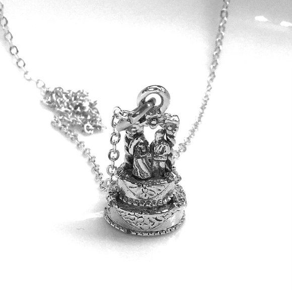Miniature Wedding Cake Bride Groom Bridal Party Gift Charm Necklace - Picture 1 of 1